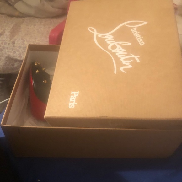 Christian Louboutin - Picture 6 of 8